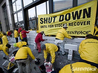 "Гринписовцы" в Брюсселе завалили вход в резиденцию Совета ЕС: мешали обсуждать рыбную ловлю