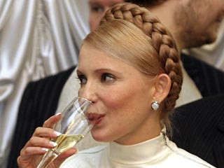 В среду перед началом первого рабочего дня новый премьер Украины Юлия Тимошенко сообщила журналистам, что у нее "хорошее настроение, а ее правительство справится со всеми вызовами"