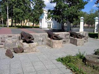 Три старинных пушки, стоявшие во время русско-турецкой войны на береговых батареях Одессы, внезапно исчезли из центрального городского парка культуры и отдыха