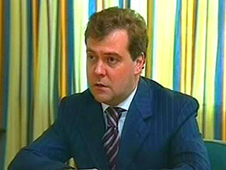 Кандидат в президенты Дмитрий Медведев начнет свое предвыборное турне по стране с регионов, где выдвинувшая его "Единая Россия" получила менее 58% голосов в ходе думских выборов