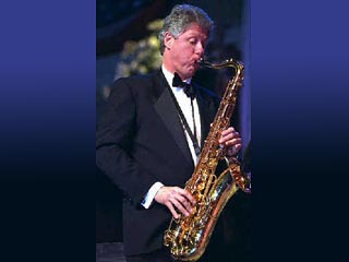 Билл Клинтон передал свой саксофон в музей