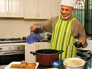 В книге рассказывается об особенностях гастрономической культуры исламского мира - от изысканных блюд из сказок "Тысячи и одной ночи" до незатейливой кухни аравийских кочевников