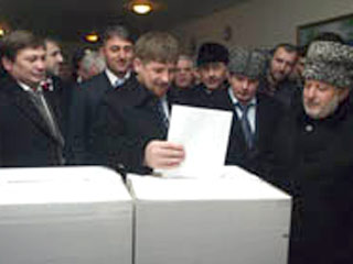 Кадыров отметил, что "2 декабря весь народ Чеченской республики продемонстрировал свою сплоченность, поддержку курсу президента России Владимира Путина, направленного на возрождение России как великой и могущественной державы"
