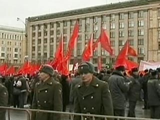 Акция протеста КПРФ на Триумфальной площади, санкционированная столичными властями, завершилась в субботу около 13:00 мск