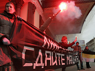 Нацболы 24 декабря провели акцию протеста у гостиницы "Мариотт-Аврора" в Москве, где живут депутаты новой Госдумы