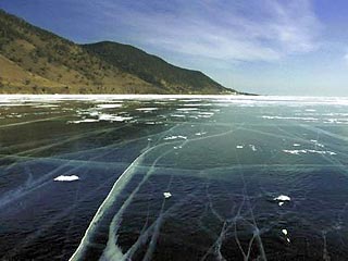 Во вторник с рассветом спасатели возобновили поиски трех рыбаков на озере Байкал, которых в понедельник унесло на оторвавшейся льдине из залива Провал в районе поселка Энхалук