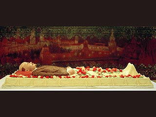 В фонде "Эра" открылась выставка "Это не еда", приготовленная из произведений современных московских художников на кулинарную тему