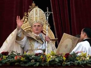 Папа выступил с центрального балкона собора Святого Петра перед паломниками, собравшимися на залитой солнцем площади