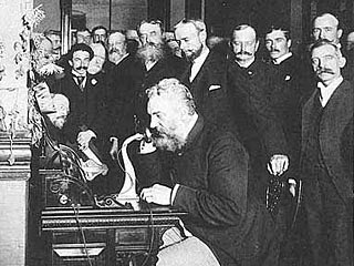 Александр Грэхем Белл, известный как создатель телефона, в действительности украл изобретение у своего конкурента Илайши Грея