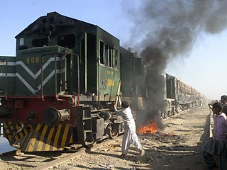 В Пакистане продолжаются массовые беспорядки, спровоцированные убийством лидера оппозиции и экс-премьера Беназир Бхутто