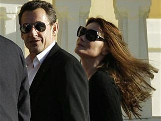 Президент Франции Саркози сделал предложение своей подруге Бруни, сообщила швейцарская газета