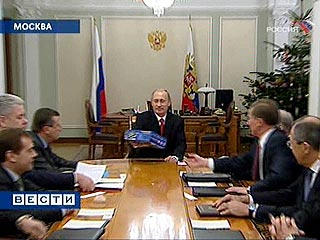 Путину на заседании Совбеза показали устройство системы ГЛОНАСС, поступившее в продажу