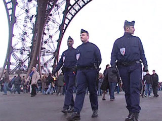 Париж встречает Новый год в условиях особых мер безопасности