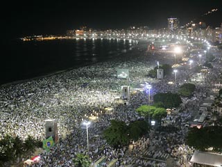 Масштабным фейерверком жители бразильского города Рио-де- Жанейро встретили Новый год. Посмотреть на праздничный салют на набережную Копакабана пришли, по предварительным оценкам, около 2 млн человек