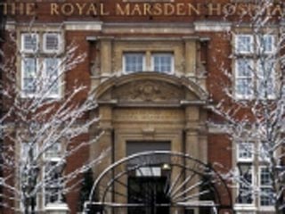 В лондонской больнице Royal Marsden Hospital проводится экстренная эвакуация пациентов в связи с возникшим на верхнем этаже здания пожаром