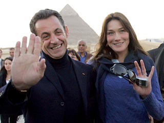 Индийский МИД пока не знает, по какому протоколу принимать новую подругу президента Франции Николя Саркози, который вместе с ней прибывает в Индию с государственным визитом