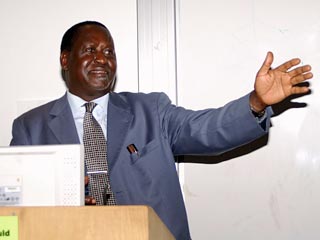 Лидер оппозиции Кении Раила Одинга отверг сегодня предложение президента страны о создании коалиционного правительства