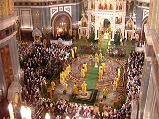За два часа до полуночи в Москве, в главном православном соборе России &#8211; храме Христа Спасителя, началось торжественное рождественское богослужение
