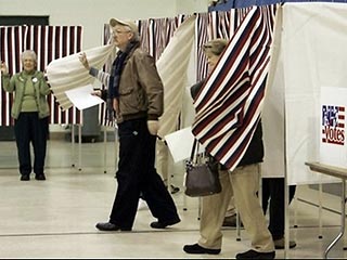 Перед избирательными участками американского штата Нью-Гэмпшир, где проходят первые праймериз по выборам президента, выстраиваются невероятно длинные очереди желающих отдать свой голос тому или иному претенденту