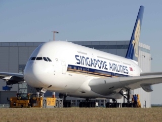 Крупнейший в мире пассажирский авиалайнер А380 компании Singapore Airlines с 446 пассажирами на борту не смог вылететь по маршруту Сингапур-Сидней после того, как во время выкатки от него вдруг отсоединился аэродромный тягач, и 280-тонный гигант скатился 