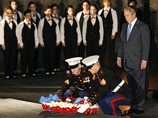 Третий день визита в Израиль президент США Джордж Буш начал с посещения Музея памяти жертв Холокоста "Яд ва-Шем" в Иерусалиме