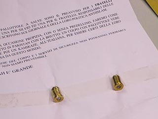 В адрес бывшего премьер-министра Италии Сильвио Берлускони и его брата Паоло пришел пакет с двумя пулями и письмом с угрозами расправы