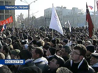 По данным оппозиции, митинг в Тбилиси собрал уже 80 тысяч человек