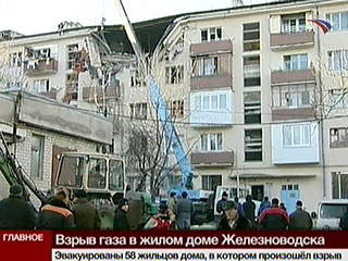 В пятиэтажном многоквартирном доме в Железноводске в ночь на понедельник произошел мощный взрыв, в результате которого разрушен один из подъездов