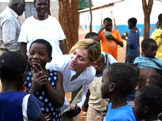 Известная американская певица Мадонна подозревается в обмане Детского фонда ООН (UNICEF) и дома мод Gucci, под эгидой которых поп-дива проводила благотворительную кампанию по сбору средств в помощь африканским детям