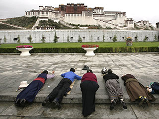 Поток туристов в Тибет за год вырос на 60% и достиг 4-миллионной отметки, превысив тем самым в 1,5 раза численность местного населения