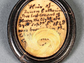 В Лондоне на международном аукционе Bonhams во вторник выставлена прядь волос последней и шестой по счету жены английского короля Генриха VIII - Кэтрин Парр