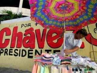 После прихода президента Венесуэлы Уго Чавеса к власти в 1999 году неформальная торговля была разрешена без всяких ограничений с тем, чтобы снизить уровень безработицы