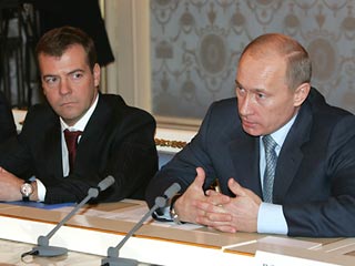 На встрече нынешнего и будущего президентов России с Советом палаты Совета Федерации Владимир Путин объявил о переходе к "новой социальной политике - политике социального развития"