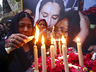 Муж экс-премьера Пакистана и популярного оппозиционного лидера Беназир Бхутто официально обратился к ООН с просьбой провести расследование убийства своей супруги, сообщили в среду журналистам представители Партии пакистанского народа (ППН), которую возгла