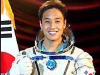 В свой первый космический полет первый в истории Республики Корея астронавт Ко Сан возьмет с собой две горсти земли: одну из Северной, другую из Южной Кореи, и, поднявшись над нашей планетой, смешает их вместе