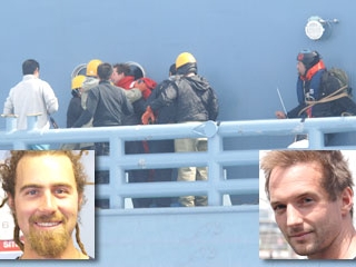 Два активиста радикальной экологической организации "Си шеперд" по-прежнему находятся в руках команды японского китобоя Yushin Maru 2 , которая захватила их во вторник во время попытки взобраться на борт этого судна