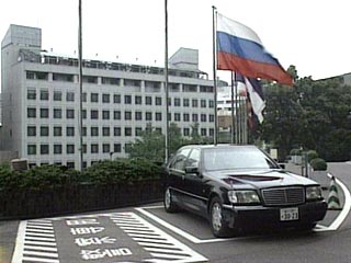 Улицы перед посольством и торгпредством РФ перекрыты специальными заградительными "ежами"