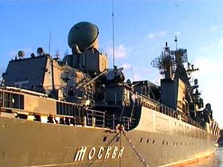 Флагман Черноморского флота ракетный крейсер "Москва" и корабельная ударная группа Северного флота встретились в пятницу в районе западной части Средиземного моря для проведения совместных учений
