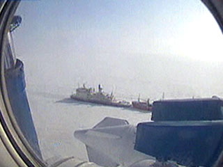 С зажатых льдами маломерных судов в Охотском море вертолет МЧС МИ-8 забрал 6 из 14 человек