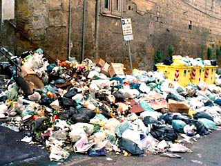 Итальянские военные и работники коммунальных служб освободили от завалов мусора центральные улицы Неаполя, где сложилась чрезвычайная ситуация с вывозом и переработкой отходов