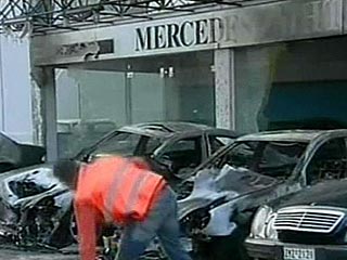 В различных районах Афин минувшей ночью подожжены 23 автомобиля, мотоцикл, повреждены пять банкоматов греческих банков