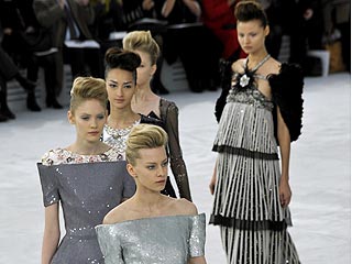 Chanel, Lacroix, Dior и Armani представили коллекции на парижской Неделе моды 