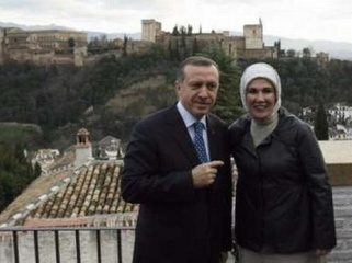 Жена премьер-министра Турции Эрдогана Эмина носит головной платок