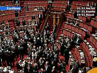 Нижняя палата итальянского парламента выразила в среду вотум доверия правительству Романо Проди. "За" проголосовали 326 депутатов, "против" - 275 при необходимом 301 голосе. В голосовании участвовал 601 депутат