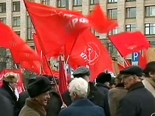 В центре Москвы в субботу начался митинг сторонников компартии. В митинге в Новопушкинском сквере принимают участие около 600 человек. Они держат в руках красные флаги с серпом и молотом, эмблемой КПРФ
