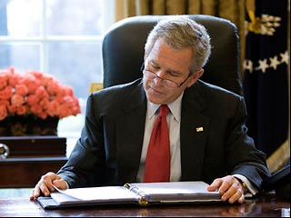 Джордж Буш подписал 8 января секретное распоряжение, разрешающее спецслужбам США усилить контроль за компьютерными сетями, используемыми американскими правительственными структурами, и расширить мониторинг информации, поступающие в эти сети