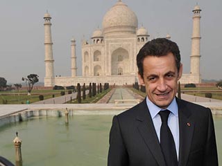 Президент Франции Николя Саркози в субботу посетил мавзолей Тадж-Махал в Агре, без своей невесты Карлы Бруни