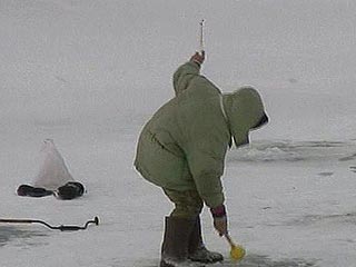В Азовском море моряки спасли двух рыбаков с отколовшейся льдины