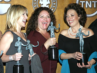 Актрисы Эди Фалько, Аида Туртурро и Шэрон Энджела получили награду в номинации "Лучший актерский ансамбль в драматическом сериале"