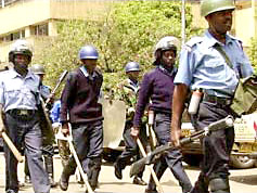 Тысячи сторонников оппозиции вышли в понедельник на улицы города Кисуму на западе Кении